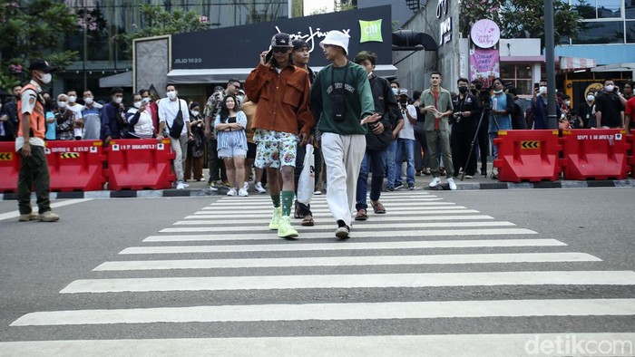 Sejumlah warga beraktivitas di Zebra Cross, Dukuh Atas, Jakarta, Rabu (27/7/2022). Lokasi yang dikenal sebagai Citayam Fashion Week (CFW) ini tetap ramai kala jam pulang kerja.