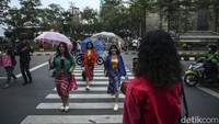 Sejumlah warga berlenggok-lenggok bak model di zebra cross.