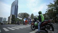Kendaraan yang melintas harus berhenti kala warga sedang melakukan catwalk di zebra cross itu.