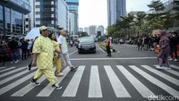 Para petugas diterjunkan untuk mengurai kemacetan terutama saat jam pulang kerja.