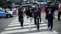 Dukuh Atas sejatinya titik pertemuan komuter ibu kota yang hendak bepergian dengan kereta maupun bus, tetapi tidak jarang lokasi ini menjadi spot kongkow dengan sejumlah penjaja makanan dan minuman di sekitarnya. Tertarik untuk mencoba travelers... Rifkianto Nugroho/detikcom