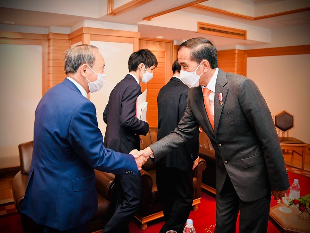 Presiden Joko Widodo menerima kunjungan kehormatan Ketua Japan-Indonesia Parliamentary Friendship League Nikai Toshihiro di Salon Room, Imperial Hotel, Tokyo, Jepang, pada Rabu, 27 Juli 2022. (Dok: Biro Pers Sekretariat Presiden)