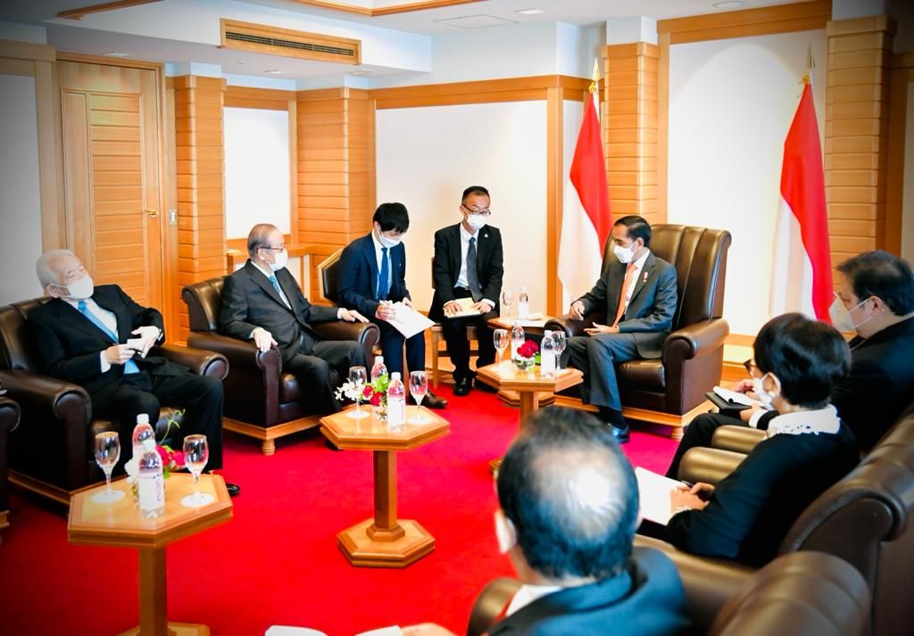 Presiden Joko Widodo menerima kunjungan kehormatan Presiden Japan-Indonesia Association, Fukuda Yasuo, di Salon Room, Imperial Hotel, Tokyo, Jepang, pada Rabu, 27 Juli 2022. Fukuda Yasuo juga merupakan mantan perdana menteri Jepang. (Dok: Biro Pers Sekretariat Presiden)