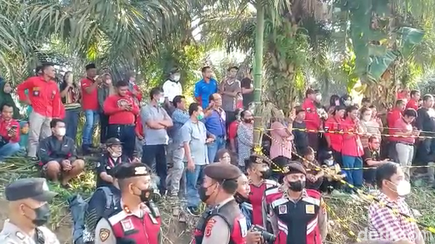 Proses ekshumasi Brigadir J jadi tontonan warga.