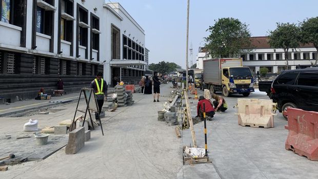 Proyek jalur pedestrian di Jl Pintu Besar Utara, Kawasan Kota Tua Jakarta.