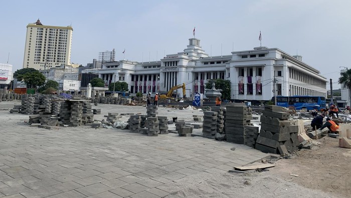 Proyek jalur pedestrian di Jl Pintu Besar Utara, Kawasan Kota Tua Jakarta.