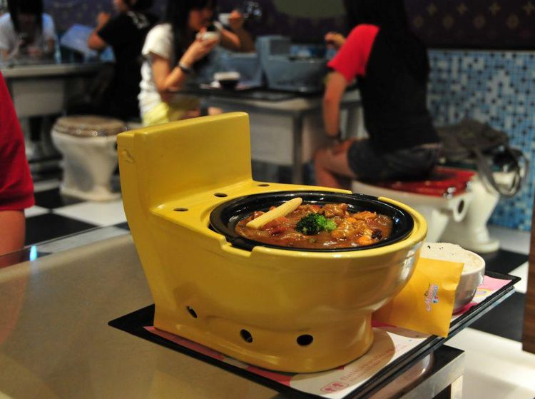 Restoran Kreatif Ini Sajikan Makanan di Lubang WC dan Bentuk Kotoran