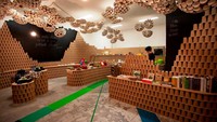 Di Brisbane ada kafe yang punya desain menarik, lengkap dengan meja  dan rak yang semuanya terbuat dari susunan gelas karton berwarna cokelat untuk kopi.  Foto: Boredpanda