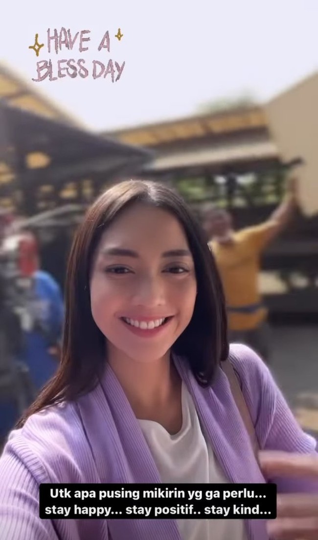 Diduga tanggapi unggahan Dhena Devanka, Ririn Dwi Ariyanti terlihat menulis kalimat di Instagram Story nya yang mengajak untuk tetap bersikap baik dan berpikir positif. Utk apa pusing mikirin yg ga perlu... stay happy... stay positif.. stay kind... tulis Ririn. Foto: Instagram/@ririndwiariyanti