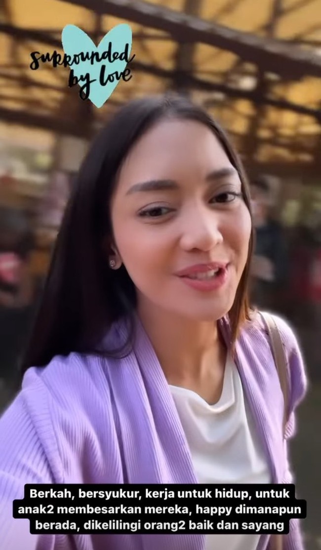 Sambil mengenakan kaos putih dan outer berwarna ungu, dengan wajah bahagia Ririn juga mengungkapkan jika dirinya bersyukur dikelilingi oleh orang-orang yang menyayanginya. Foto: Instagram/@ririndwiariyanti
