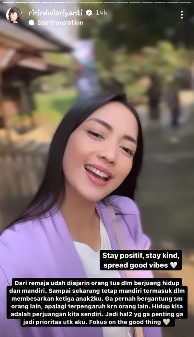 Ririn juga mengungkapkan jika dirinya selalu berjuang dan berusaha hidup mandiri untuk membesarkan ketiga anak-anaknya. Dengan demikian dirinya tak perlu bergantung ataupun terpengaruh oleh orang lain. Ririn pun mengaku tak akan memfokuskan diri pada hal yang tidak penting. Foto: Instagram/@ririndwiariyanti