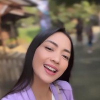 Ririn juga mengungkapkan jika dirinya selalu berjuang dan berusaha hidup mandiri untuk membesarkan ketiga anak-anaknya. Dengan demikian dirinya tak perlu bergantung ataupun terpengaruh oleh orang lain. Ririn pun mengaku tak akan memfokuskan diri pada hal yang tidak penting. Foto: Instagram/@ririndwiariyanti