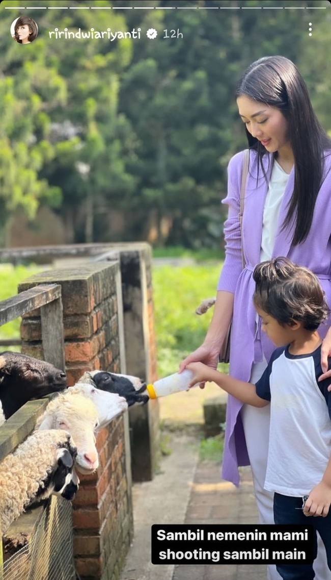 Saat ini Ririn Dwi Ariyanti sendiri tengah disibukkan dengan proses syuting sinetron berjudul Cinta Setelah Cinta yang dibintanginya. Saat proses syuting Ririn tampak ditemani oleh sang anak. Foto: Instagram/@ririndwiariyanti
