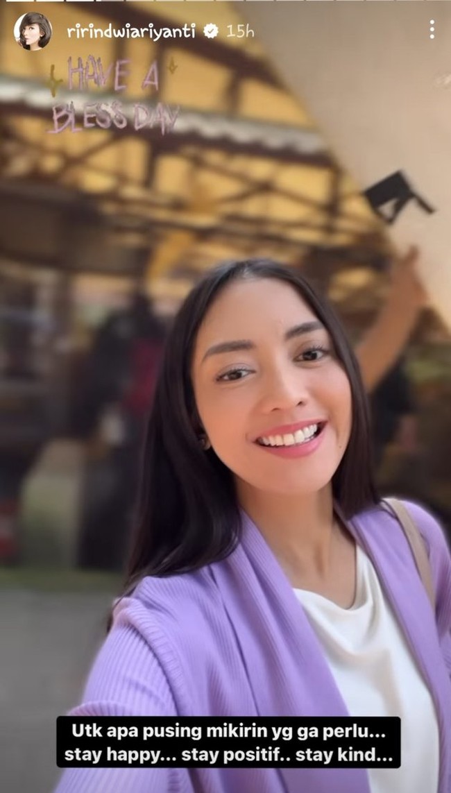 Beberapa waktu lalu Dhena Devanka kembali membahas mengenai perselingkuhan mantan suaminya di Instagram Story. Dhena meminta agar mantan suaminya itu segera mempublikasikan hubungan perselingkuhannya tersebut. Ayo lahh segera go public, publikasikan lah hubungan kalian. Kasian lho mba cilok dah bertahun2 menunggu diakui, capek kan umpet2an sampai dah bubar semuanya bahkan kebahagiaan anak2 saya direbut ya kan, tulis Dhena. Foto: Instagram/@ririndwiariyanti