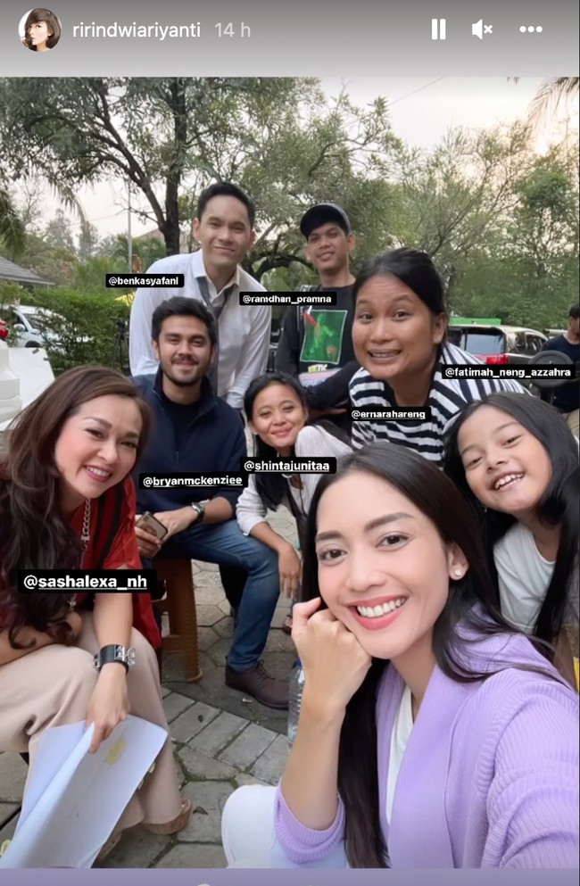 Terlihat makin cantik dan bahagia, begini potret terbaru Ririn Dwi Ariyanti bersama para pemain dan tim syuting Cinta Setelah Cinta. Dengan pulasan makeup minimalis, wajahnya terlihat makin fresh dan mempesona. Foto: Instagram/@ririndwiariyanti