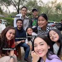 Terlihat makin cantik dan bahagia, begini potret terbaru Ririn Dwi Ariyanti bersama para pemain dan tim syuting Cinta Setelah Cinta. Dengan pulasan makeup minimalis, wajahnya terlihat makin fresh dan mempesona. Foto: Instagram/@ririndwiariyanti