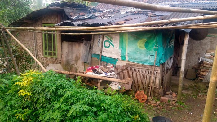 Rumah gubuk ditinggali warga Sukabumi