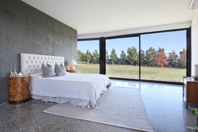 Jendela tersebut bahkan memanjang hingga kamar tidur. Kaca berlapis termal untuk menjaga atmosfer rumah tetap hangat saat iklim di luar terasa dingin. (Foto: Domain.com.au)