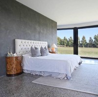 Jendela tersebut bahkan memanjang hingga kamar tidur. Kaca berlapis termal untuk menjaga atmosfer rumah tetap hangat saat iklim di luar terasa dingin. (Foto: Domain.com.au)