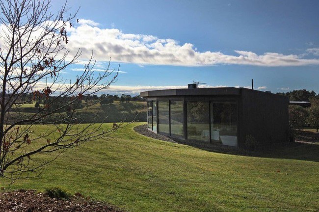 Luas bangunan mungkin tak seberapa. Namun, luas lahannya mencapai lahan 4,1 hektar. (Foto: Domain.com.au)