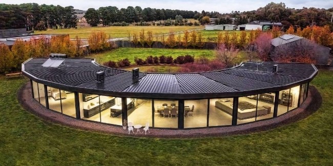 Sebuah hunian di Outlook Lane Gisborne, Australia, memancarkan daya tarik tersendiri lewat desainnya yang tak biasa. Bentuknya setengah lingkaran, menyerupai bulan sabit. (Foto: Domain.com.au)