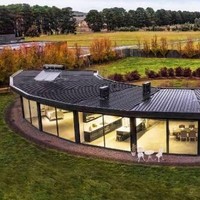 Sebuah hunian di Outlook Lane Gisborne, Australia, memancarkan daya tarik tersendiri lewat desainnya yang tak biasa. Bentuknya setengah lingkaran, menyerupai bulan sabit. (Foto: Domain.com.au)