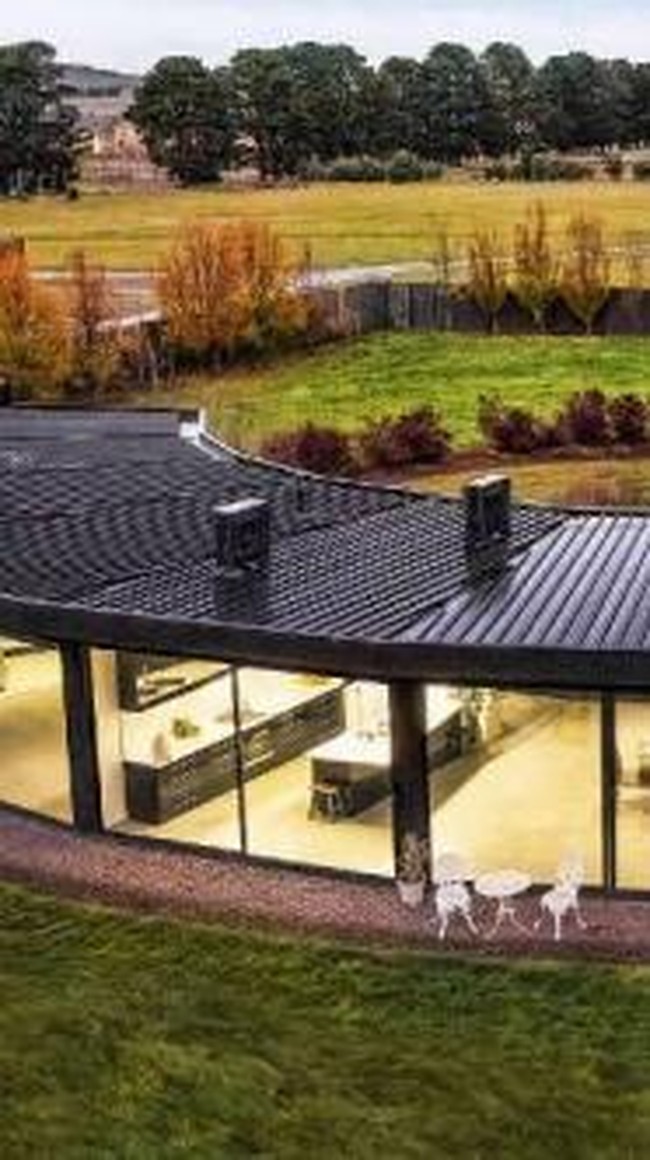 Konsep rumah yang keberlanjutan juga dikedepankan. Selain dilengkapi dengan tenaga surya, terdapat pula tangki penyimpanan air 25.000 liter dengan sistem penyiraman otomatis. (Foto: Domain.com.au)