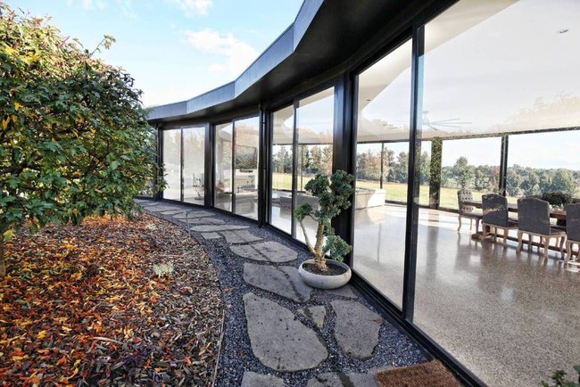 Bak rumah kaca, jendela transparan menjadi pembatas antara bagian luar dan dalam. Sejauh mata memandang, hanya panorama alam yang terlihat untuk memanjakan mata. (Foto: Domain.com.au)