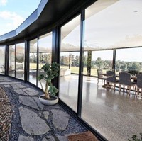 Bak rumah kaca, jendela transparan menjadi pembatas antara bagian luar dan dalam. Sejauh mata memandang, hanya panorama alam yang terlihat untuk memanjakan mata. (Foto: Domain.com.au)