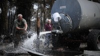 Air menyembur dari tanki air dalam aksi penyelamatan ekosistem hewan tersebut. Sebelumnya, kebakaran hutan di Prancis tak terhindari akibat gelombang panas yang melanda sebagian besar kawasan Eropa.