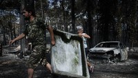 Pemburu Prancis membawa puing-puing yang akan digunakan untuk membuat titik air bagi hewan liar di hutan.