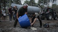Aksi ini untuk mengantisipasi dan mencegah hewan di hutan kesulitan mencari air, dehidrasi atau mati kehausan. 
