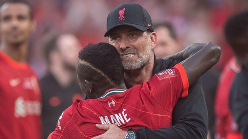 LONDON, ENGLAND - MAY 14: manager Jurgen Klopp and Sadio Mane of Liverpool celebrate during The FA Cup Final match between Chelsea and Liverpool at Wembley Stadium on May 14, 2022 in London, England. (Photo by Sebastian Frej/MB Media/Getty Images)