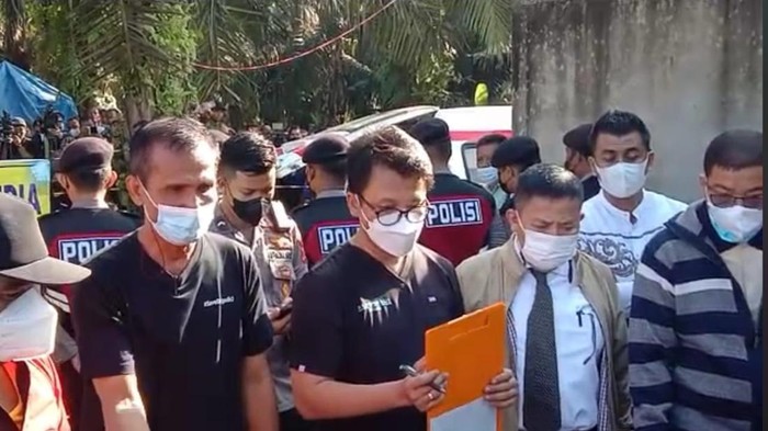 Samuel Hutabarat (paling kiri) bersama dokter saat memperhatikan proses pembongkaran makam Brigadir J. (foto: istimewa)