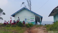 Kondisi memprihatinkan yang menerpa sekolah tersebut memunculkan wacana penggabungan SD Negeri 5 Cikidang dengan SD Negeri 1 Cikidang. Kondisi itu membuat sebagian orangtua siswa mempertimbangkan untuk memindahkan anaknya ke sekolah lain yang lebih ramai muridnya. (Foto: Whisnu Pradana/detikJabar)