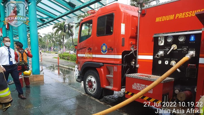 Sebuah kedai (tenant) minuman di Plaza Senayan, Jakarta, terbakar. Kebakaran diduga akibat korsleting. (dok Sudin Gulkarmat Jakpus)