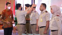 Penggantian serta pemasangan atribut baru dilakukan Hadi kepada perwakilan jajaran Kementerian ATR/BPN. Foto: Dok. Kementerian ATR/BPN