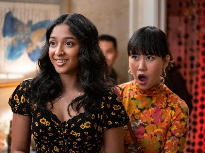 Never Have I Ever. (L to R) Maitreyi Ramakrishnan as Devi,  Romona Young as Eleanor in episode 304 of Never Have I Ever. Cr. Lara Solanki/Netflix © 2022