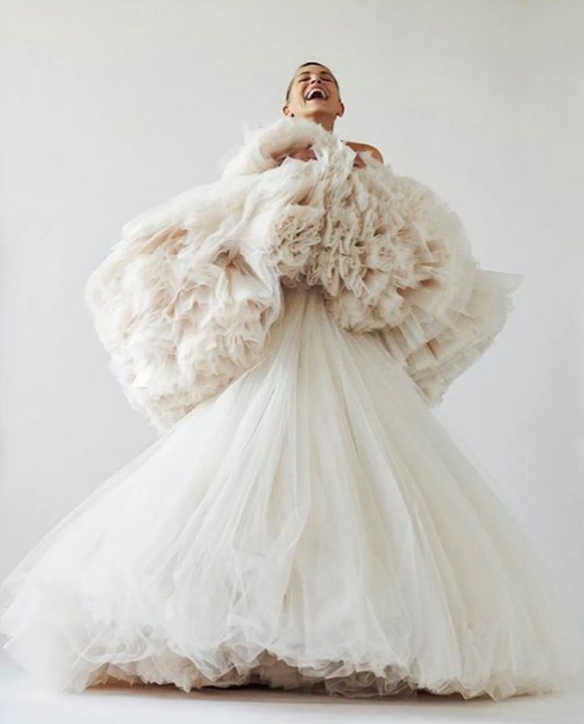 Dalam pemotretan tersebut, Sharon Stone sedikit membahas tentang keluarganya. Sharon bercerita bahwa ketiga anak adopsinya kini sudah beranjak dewasa. “Mereka remaja cerewet sekarang: 16, 17 dan 22 tahun. Mereka sangat mandiri, dan lingkungan di rumah kini begitu berkembang. Kami bisa melakukan tugas kami sendiri-sendiri dan bersama. Tapi kami juga memberikan ruang masing-masing,” ungkap Sharon Stone. Foto: Instagram