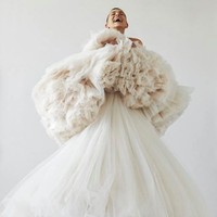 Dalam pemotretan tersebut, Sharon Stone sedikit membahas tentang keluarganya. Sharon bercerita bahwa ketiga anak adopsinya kini sudah beranjak dewasa. “Mereka remaja cerewet sekarang: 16, 17 dan 22 tahun. Mereka sangat mandiri, dan lingkungan di rumah kini begitu berkembang. Kami bisa melakukan tugas kami sendiri-sendiri dan bersama. Tapi kami juga memberikan ruang masing-masing,” ungkap Sharon Stone. Foto: Instagram