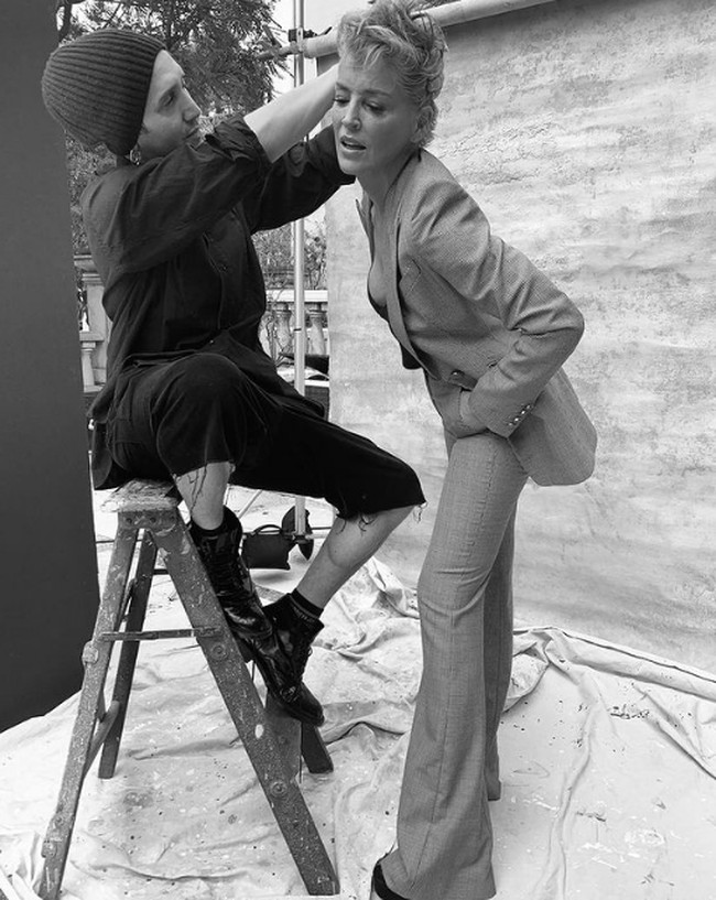 Wanita yang kini membintangi serial Flight Attendant di HBO itu juga masih disibukkan untuk pemotretan iklan dan majalah. Foto: Instagram