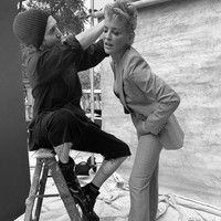 Wanita yang kini membintangi serial Flight Attendant di HBO itu juga masih disibukkan untuk pemotretan iklan dan majalah. Foto: Instagram