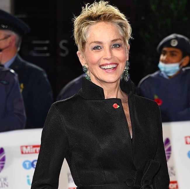 Wanita yang dijuluki sebagai simbol seks di era ’90-an itu pun masih mempertahankan gaya rambut pendeknya. Gaya rambutnya itu yang membuat penampilan Sharon selalu terlihat edgy. Foto: Instagram