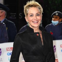 Wanita yang dijuluki sebagai simbol seks di era ’90-an itu pun masih mempertahankan gaya rambut pendeknya. Gaya rambutnya itu yang membuat penampilan Sharon selalu terlihat edgy. Foto: Instagram