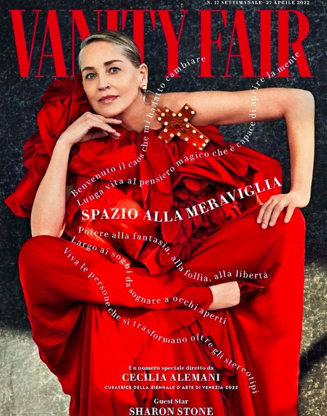 Sharon Stone menunjukkan ‘aging gracefully’ di pemotretan Vanity Fair Italia. Dia tidak gila dengan pujian yang selalu ingin disebut awet muda. Justru Sharon di pemotretan itu memperlihatkan bahwa rambutnya pun beruban sama seperti wanita seumurannya. Foto: dok. Vanity Fair