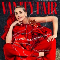 Sharon Stone menunjukkan ‘aging gracefully’ di pemotretan Vanity Fair Italia. Dia tidak gila dengan pujian yang selalu ingin disebut awet muda. Justru Sharon di pemotretan itu memperlihatkan bahwa rambutnya pun beruban sama seperti wanita seumurannya. Foto: dok. Vanity Fair