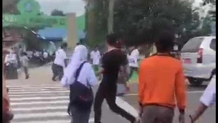 SMAN 2 Pinrang diserang hingga dilempar batu.