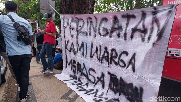 Spanduk protes warga terhadap demo yang biasa mengiringi sidang bos SPI Kota Batu