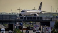 Penumpang pesawat harus menunggu berjam-jam, banyak penumpang yang akhirnya ketinggalan pesawat. Pemogokan karyawan Lufthansa memperparah situasi dan membuat para wisatawan frustrasi.