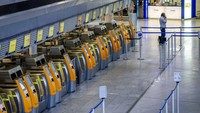 Konter check-in Lufthansa yang kosong terlihat di bandara internasional di Frankfurt, Jerman, Rabu, (27/7/2022). Pekerja Lufthansa melakukan pemogokan 24 jam pada hari Rabu, sebagian besar penerbangan Lufthansa harus dibatalkan.